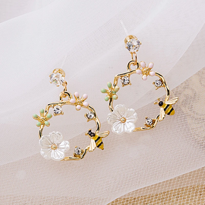 VSnow Exquisite Bee Wreath Circle Hollow Out Rhinestone Dangle Earings for Women Bling Bling Fairy Enamel Earings Jewellery
VSnow Exquisite Bee Wreath Circle Hollow Out Rhinestone Dangle Earings for Women Bling Bling Fairy Enamel Earings Jewellery