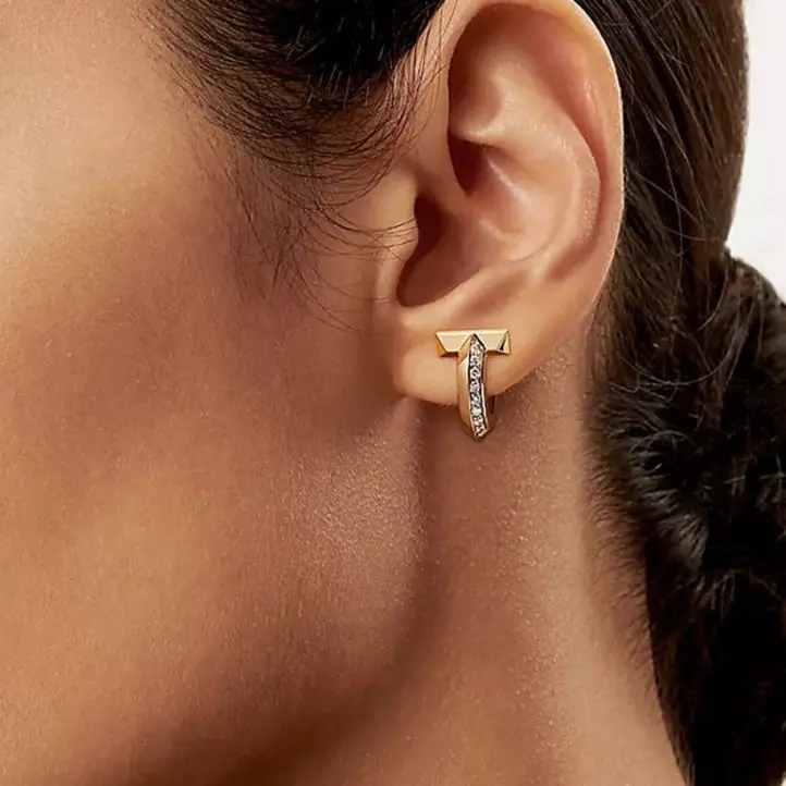 Hot Designer Luxury Jewelry 24K Gold Diamond Small Earrings Woman Charm Fine High Quality Famous Brand Wedding Gift Party
Hot Designer Luxury Jewelry 24K Gold Diamond Small Earrings Woman Charm Fine High Quality Famous Brand Wedding Gift Party