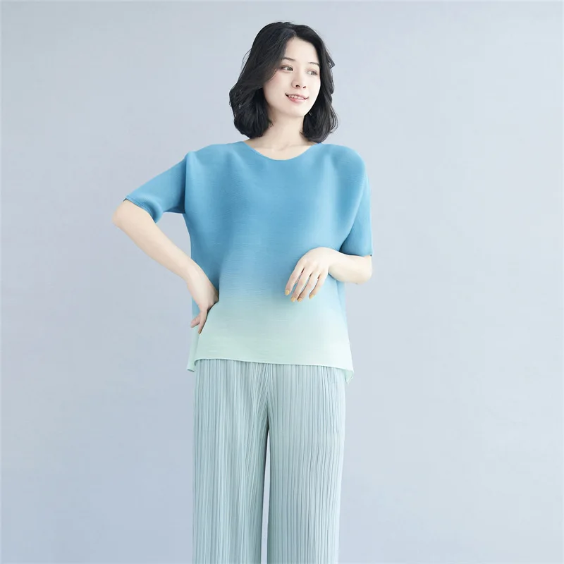 Miyake folds 2022 new summer chic and fairy top loose gradient short-sleeved T-shirt women's thin section
Miyake folds 2022 new summer chic and fairy top loose gradient short-sleeved T-shirt women's thin section