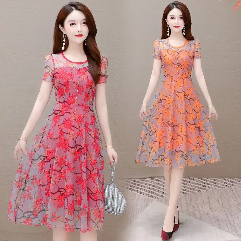 Женское платье-миди с цветочным принтом, коротким рукавом и круглым вырезом 
Женское платье-миди с цветочным принтом, коротким рукавом и круглым вырезом