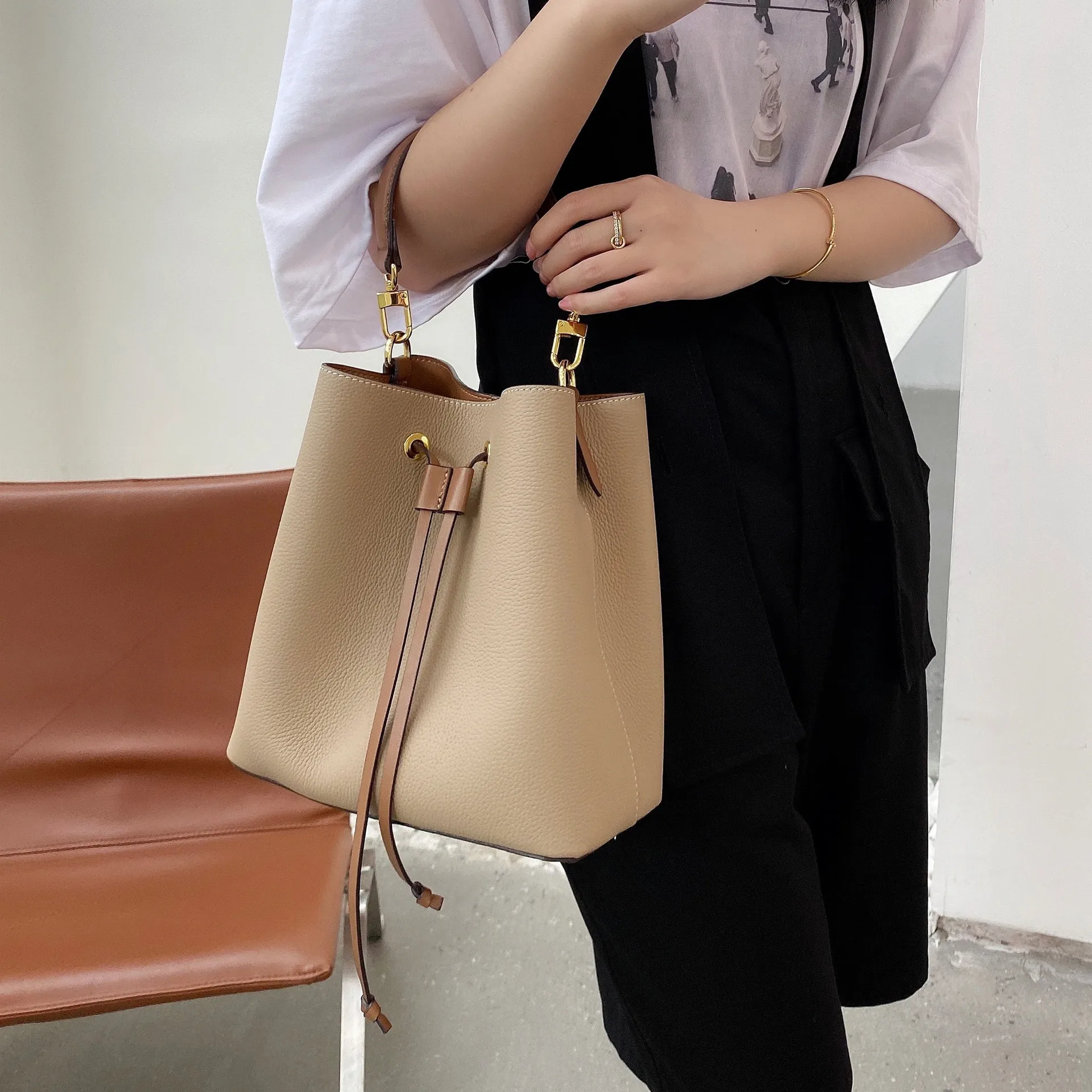 2021 New Large-capacity One-shoulder Messenger Drawstring Bucket Bag Leather Handbag
2021 New Large-capacity One-shoulder Messenger Drawstring Bucket Bag Leather Handbag