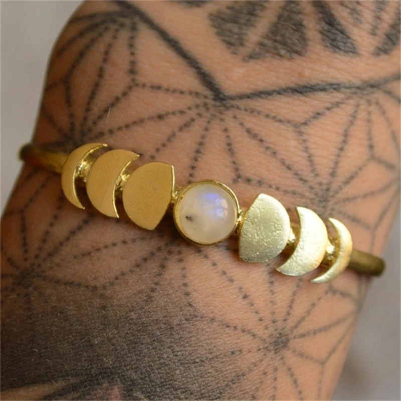 Boho Style Inlaid Natural Moonstone Moon Phase Bracelet Retro Design Men's Women's Gold Color Metal Bracelet Gift Jewelry
Boho Style Inlaid Natural Moonstone Moon Phase Bracelet Retro Design Men's Women's Gold Color Metal Bracelet Gift Jewelry