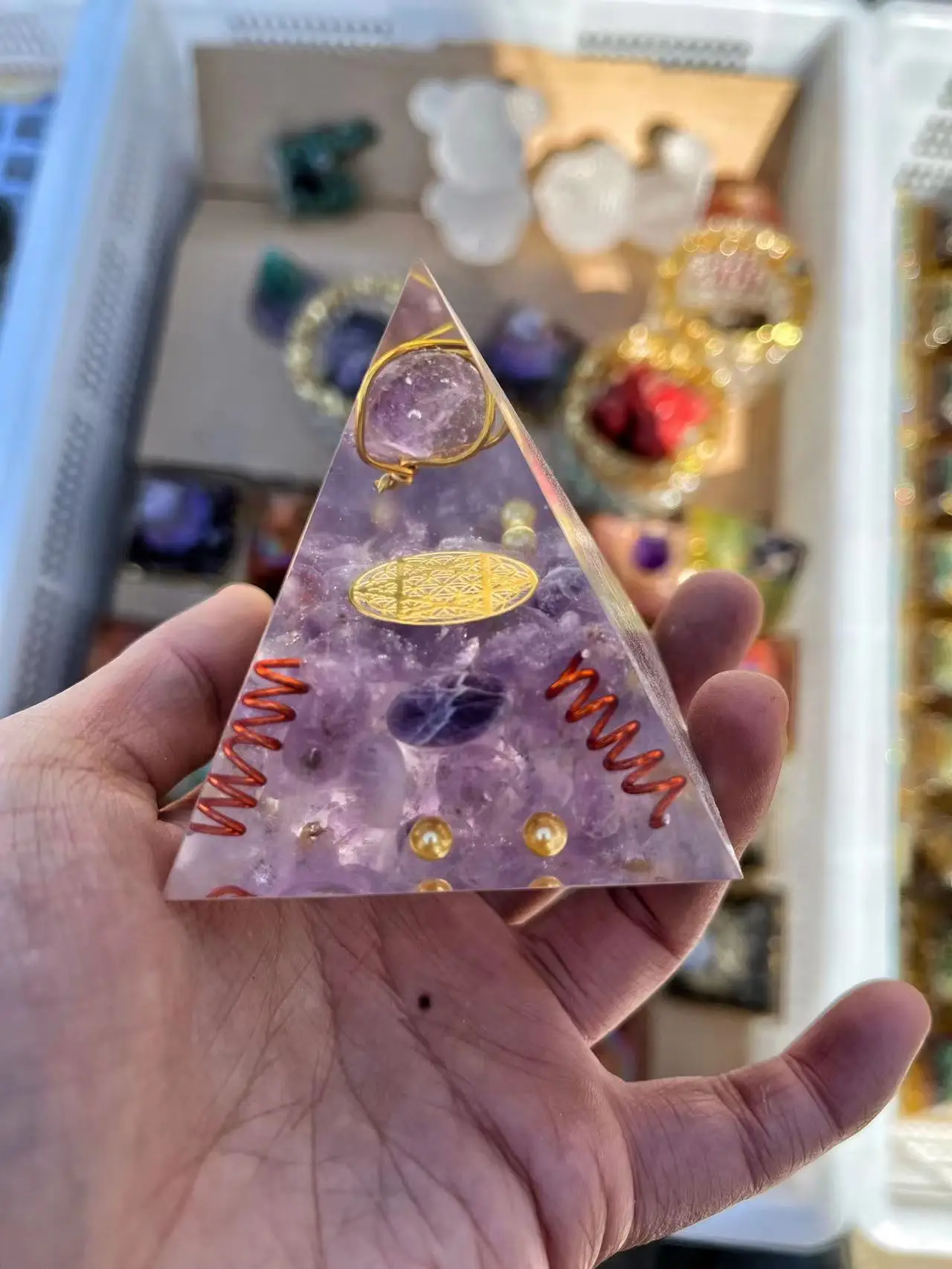 The latest unique resin pyramid, the pyramid contains crystal gravel shapes, Pink-purple pyramid resin for home decoration
The latest unique resin pyramid, the pyramid contains crystal gravel shapes, Pink-purple pyramid resin for home decoration