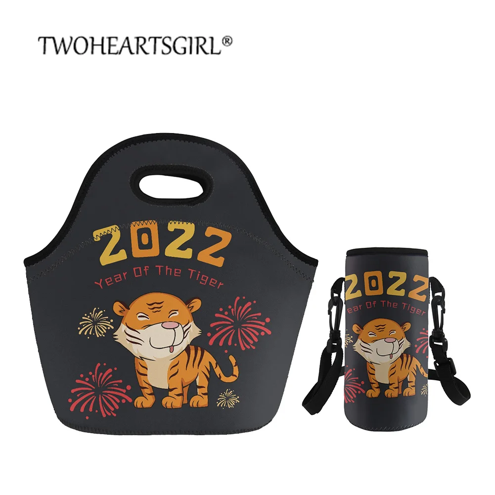 Twoheartsgirl Insulated Lunch Bag Tiger Year Design Bottle Cover with Shoulder Strap Set Food Bag Thermal Picnic Case for Women
Twoheartsgirl Insulated Lunch Bag Tiger Year Design Bottle Cover with Shoulder Strap Set Food Bag Thermal Picnic Case for Women