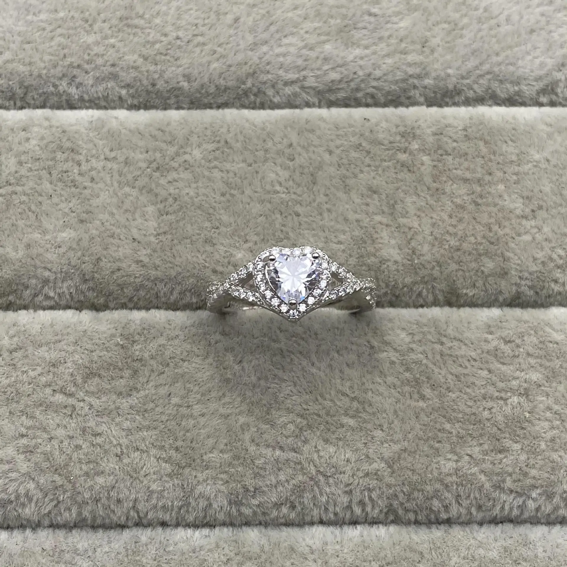 S925 sterling silver ring luxury heart-shaped zircon diamond ring elegant personality wedding ring women's ring
S925 sterling silver ring luxury heart-shaped zircon diamond ring elegant personality wedding ring women's ring