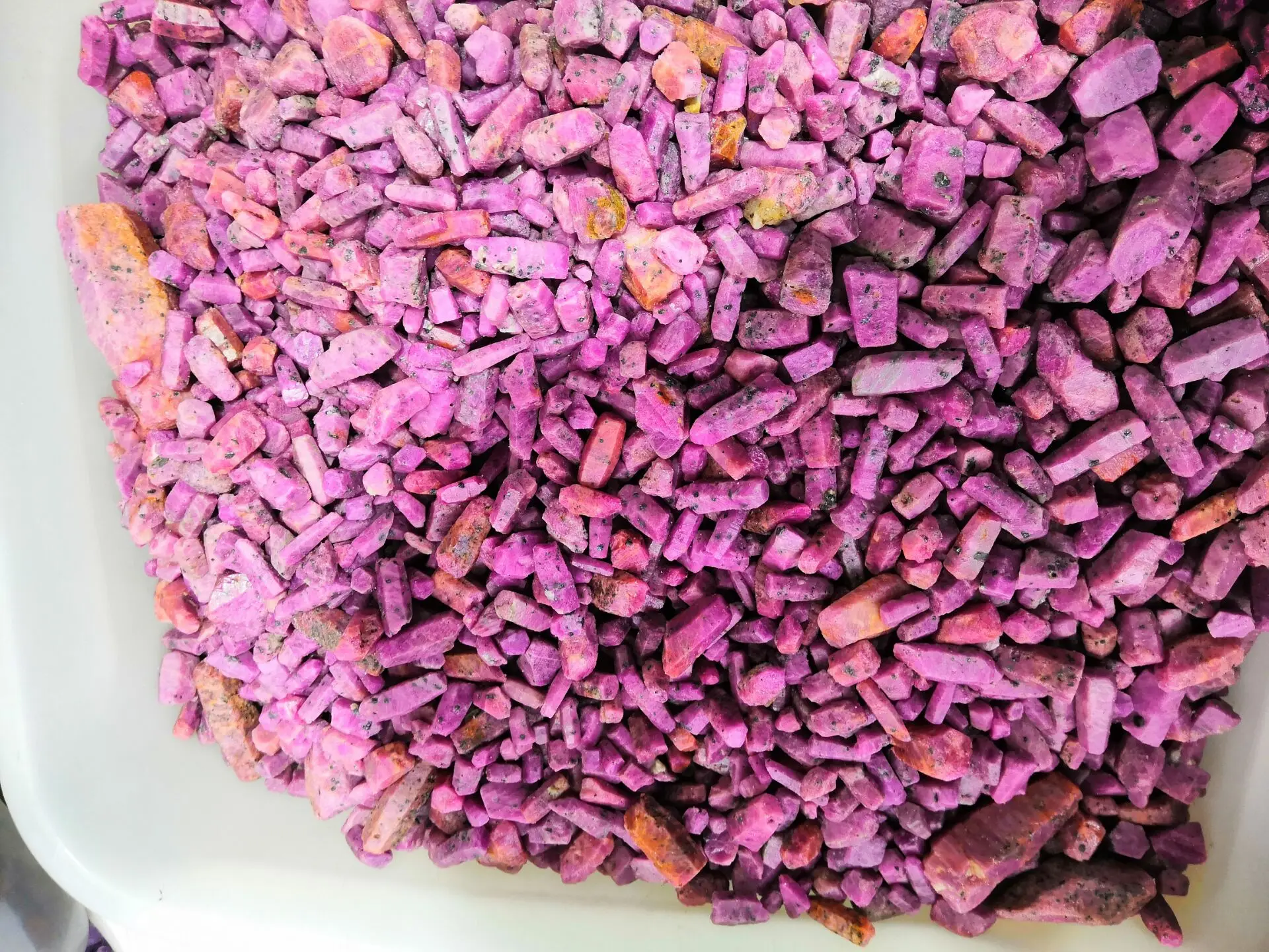 Красный природный сапфир BASILOSAURUS
Красный природный сапфир BASILOSAURUS