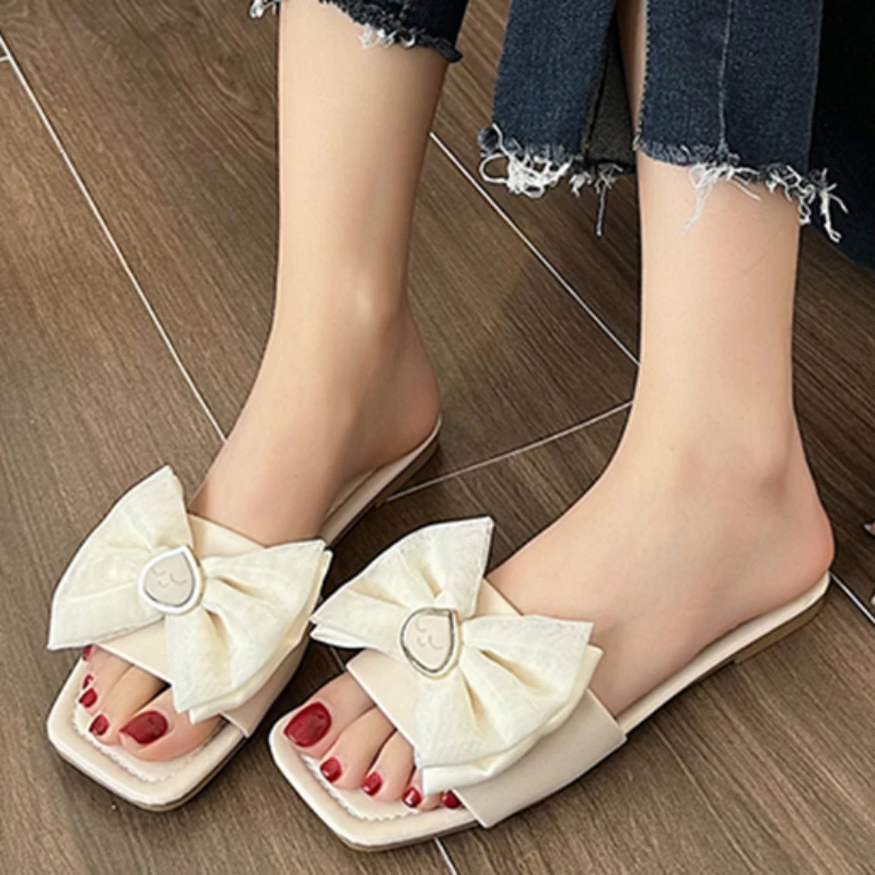 2023 New Women's Slippers Summer Fashion Bow Elegant Square Toe Open Toe Ladies Flat Shoes Daily Luxurious Party Ladies Sandals
2023 New Women's Slippers Summer Fashion Bow Elegant Square Toe Open Toe Ladies Flat Shoes Daily Luxurious Party Ladies Sandals