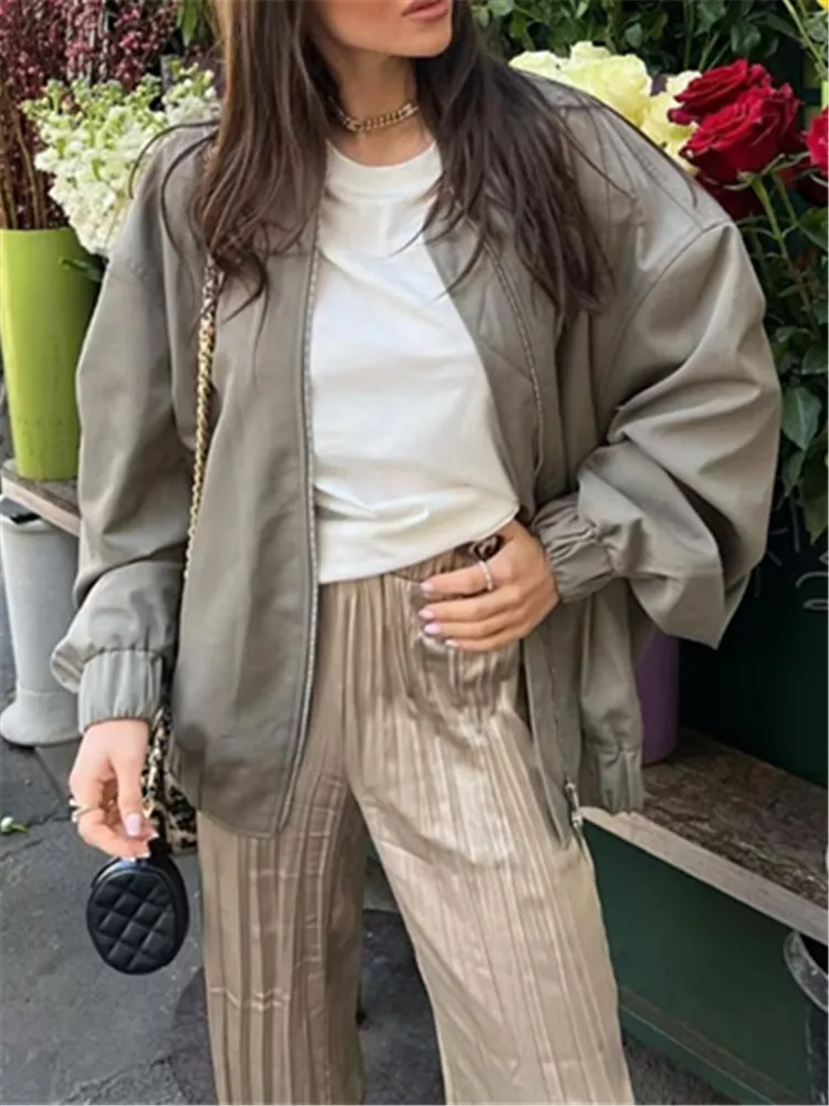 PB&ZA new women's European and American all-match casual loose round pockets decorated pilot short jacket 2684/444
PB&ZA new women's European and American all-match casual loose round pockets decorated pilot short jacket 2684/444