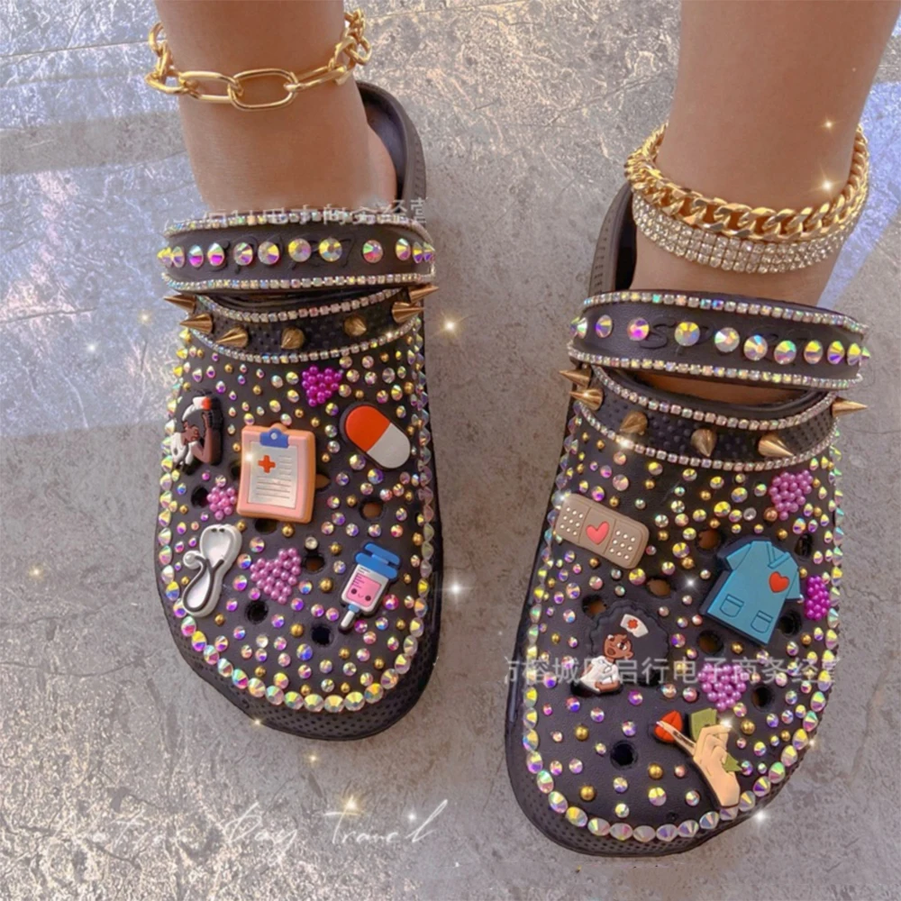Luxury Bling Rhinestone Clogs Garden Hole Shoes Flat Casual Sandal with Diamond Rivet Charms Women Slippers Summer Ladies Slides
Luxury Bling Rhinestone Clogs Garden Hole Shoes Flat Casual Sandal with Diamond Rivet Charms Women Slippers Summer Ladies Slides