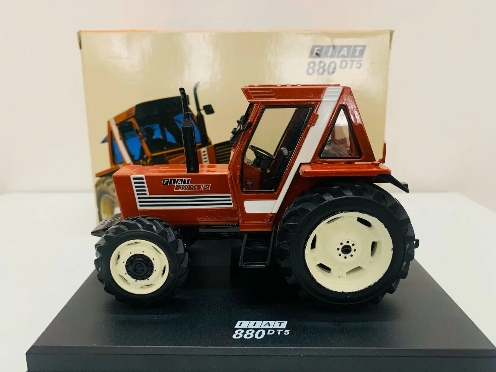 New Holland Fiat 880 DT5 трактор масштаб 1:32 отлитый под давлением модель Rep073 Новый в коробке
New Holland Fiat 880 DT5 трактор масштаб 1:32 отлитый под давлением модель Rep073 Новый в коробке