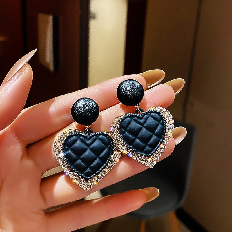 Ms 2022 Korean Black Acrylic Diamond Heart-Shaped Earrings, Personality, Contracted Fashion Exquisite Jewelry Gift Eardrop Party
Ms 2022 Korean Black Acrylic Diamond Heart-Shaped Earrings, Personality, Contracted Fashion Exquisite Jewelry Gift Eardrop Party