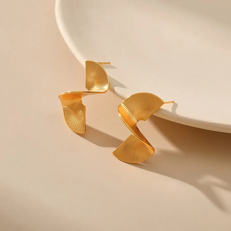 Vintage Twisted Earrings 18K Plated Gold Stud Earrings for Women Punk Exaggerated Ear Studs Party Metal Fashion Jewelry Gifts
Vintage Twisted Earrings 18K Plated Gold Stud Earrings for Women Punk Exaggerated Ear Studs Party Metal Fashion Jewelry Gifts