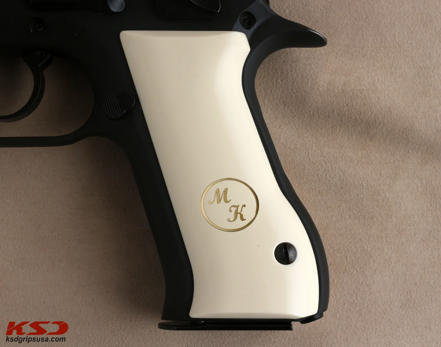 Ksd Jericho 941 F FS Baby Eagle (9mm and .41) Model Compatible White Acrylic Grip for Replacement with Custom Letters on Brass
Ksd Jericho 941 F FS Baby Eagle (9mm and .41) Model Compatible White Acrylic Grip for Replacement with Custom Letters on Brass