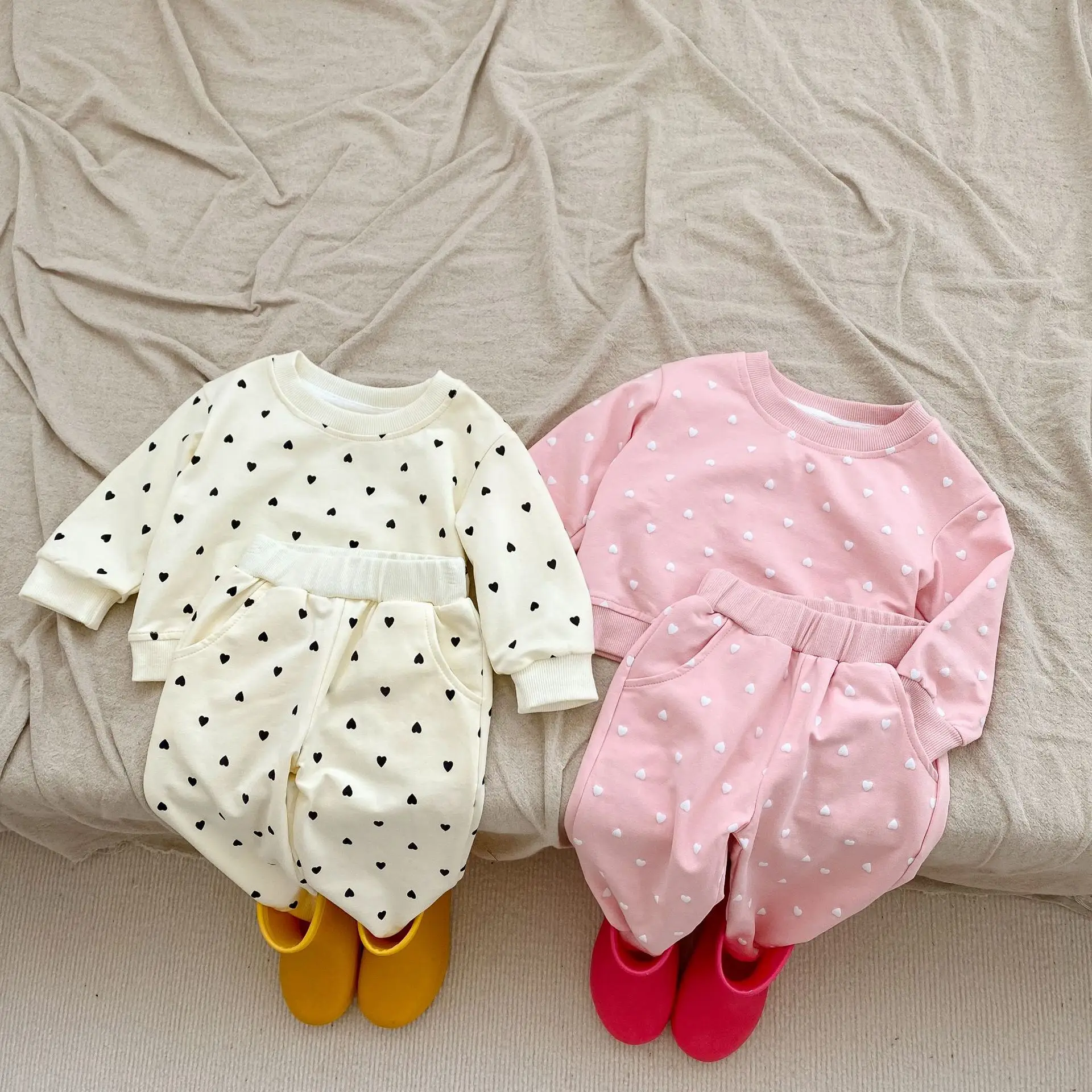2022 autumn baby girl baby long sleeve love print round neck long sleeve top + leggings trousers suit
2022 autumn baby girl baby long sleeve love print round neck long sleeve top + leggings trousers suit