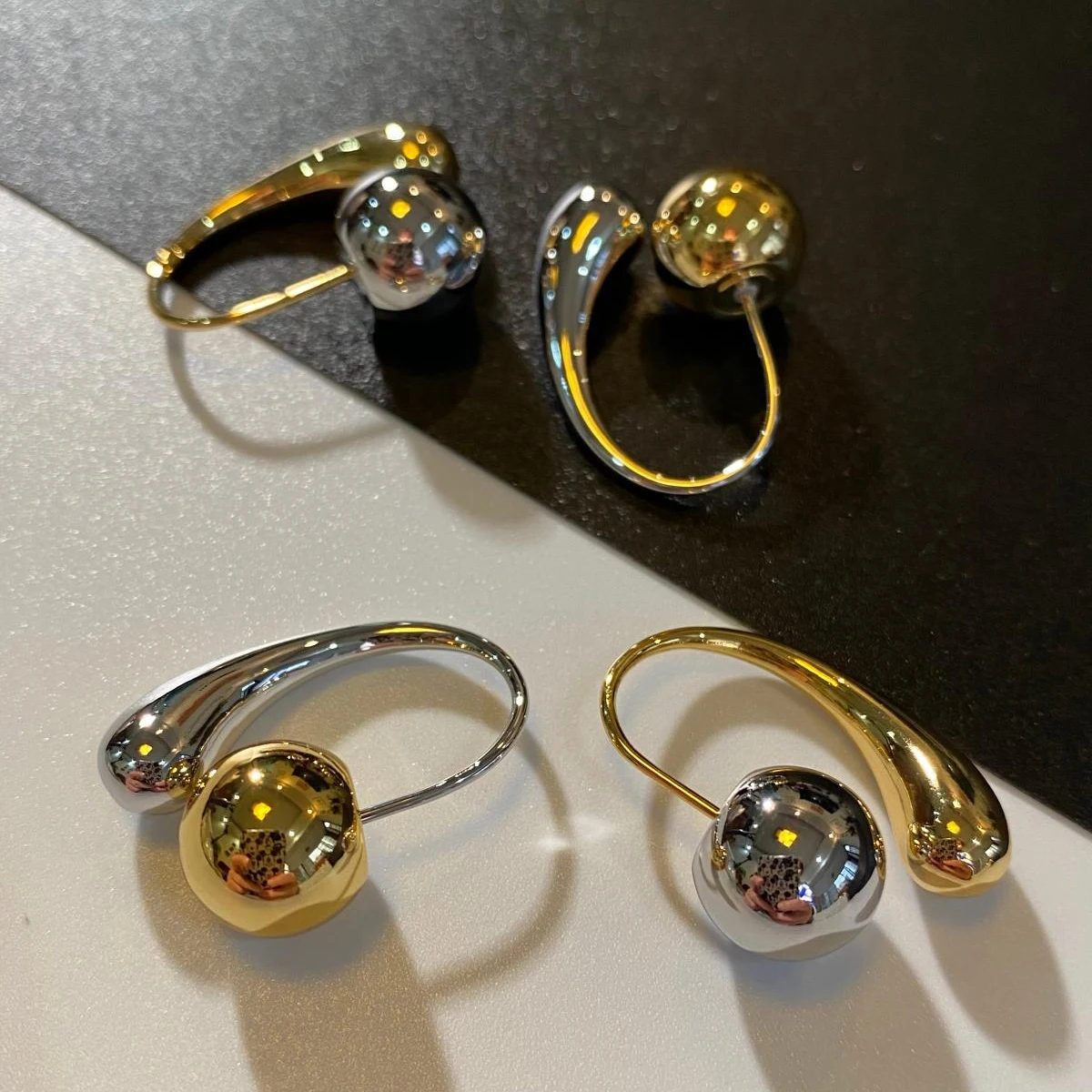 Vintage Personality Waterdrop Shape Round Circle Hoop Earrings Irregular Gold Plated Small Ball Huggie Ear Jewelry Party Gifts
Vintage Personality Waterdrop Shape Round Circle Hoop Earrings Irregular Gold Plated Small Ball Huggie Ear Jewelry Party Gifts