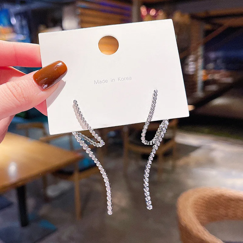 S925 Silvers Retro Zircon Shining Lightning Drop Earrings Long Geometry Exquisite Jewelry for Women Earrings 2022 New Fashion
S925 Silvers Retro Zircon Shining Lightning Drop Earrings Long Geometry Exquisite Jewelry for Women Earrings 2022 New Fashion
