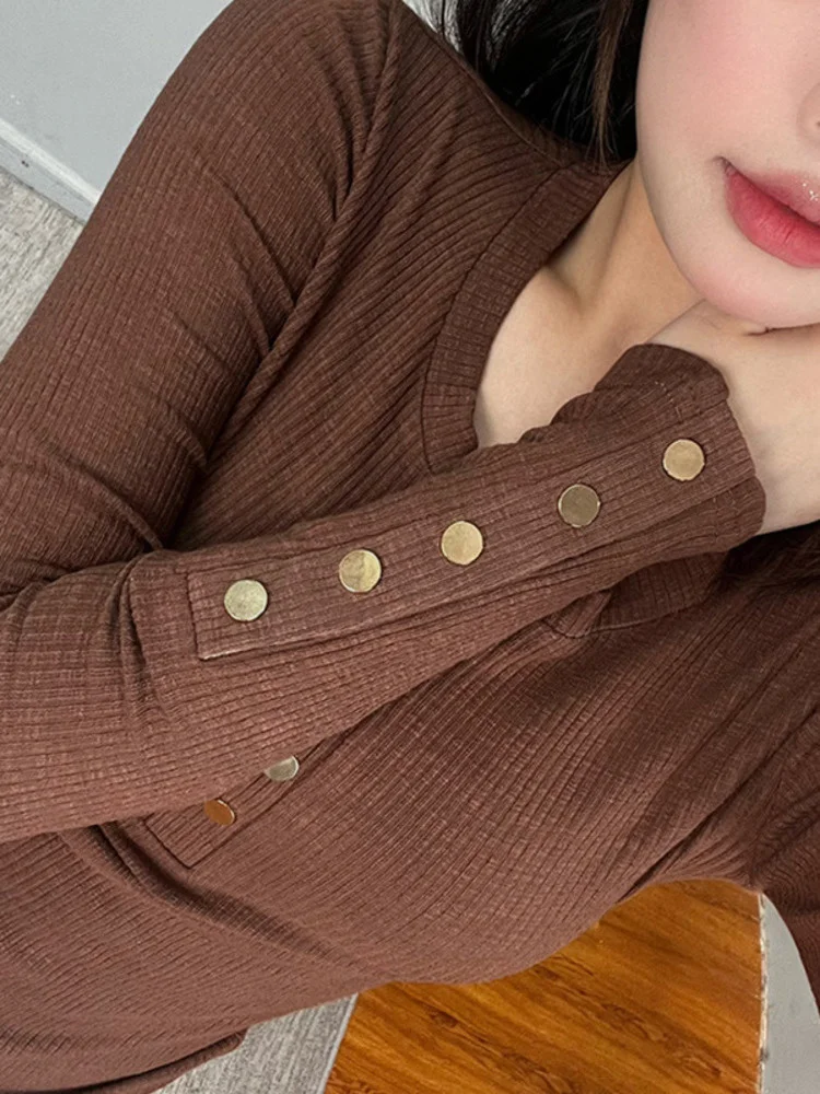 Женская футболка с длинным рукавом, круглым вырезом и пуговицами
Женская футболка с длинным рукавом, круглым вырезом и пуговицами