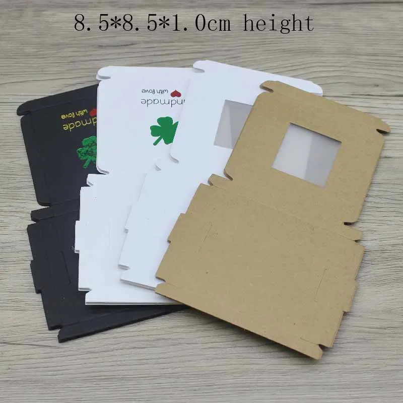 Оптовая продажа 50 шт 8,5x8,5x1 см DIY белый/крафт/черный подарочные упаковочные коробки с окошком клевера ручной работы с love Jewelry display box
Оптовая продажа 50 шт 8,5x8,5x1 см DIY белый/крафт/черный подарочные упаковочные коробки с окошком клевера ручной работы с love Jewelry display box