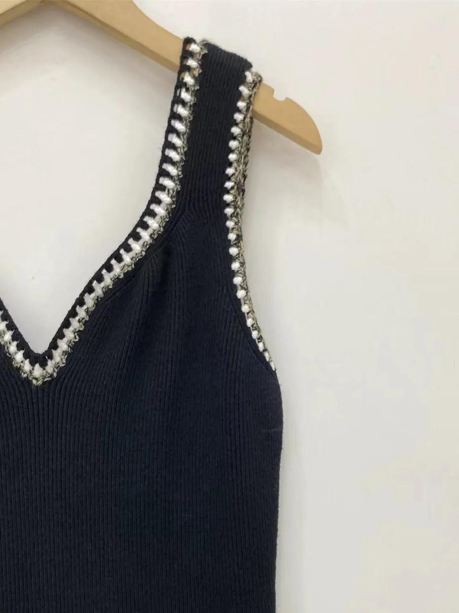 Women Embroidered Trim Sleeveless Knitted Long Robe 2023 Summer New Female Black V-Neck Sexy Slim Mid-Length Dress
Women Embroidered Trim Sleeveless Knitted Long Robe 2023 Summer New Female Black V-Neck Sexy Slim Mid-Length Dress