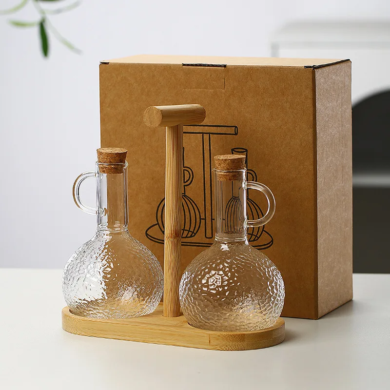 Бытовой термостойкий стеклянный масляный горшок объемом 300 мл с деревянной подставкой, бутылкой для жидких приправ, полосатым соусом и маслом для уксуса.
Бытовой термостойкий стеклянный масляный горшок объемом 300 мл с деревянной подставкой, бутылкой для жидких приправ, полосатым соусом и маслом для уксуса.