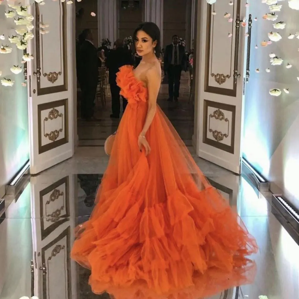 

Orange Prom Dress With Pleats Side Slit Strapless Satin Elegant Long Evening Party Gown Ruched Formal Dress robes de soirée