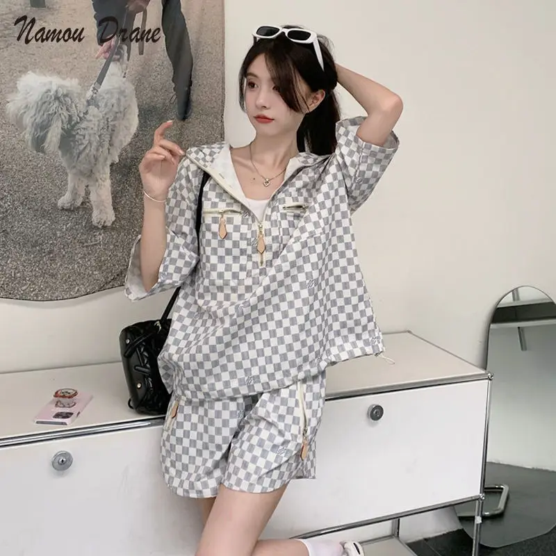 Plaid Hooded Short-Sleeved T-shirt Women's Summer 2022 New Retro Drawstring at Hem Loose Top Shorts Two-Piece Set
Plaid Hooded Short-Sleeved T-shirt Women's Summer 2022 New Retro Drawstring at Hem Loose Top Shorts Two-Piece Set