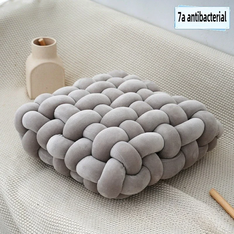 Квадратная подушка с узелковой вышивкой из меморикс
Квадратная подушка с узелковой вышивкой из меморикс