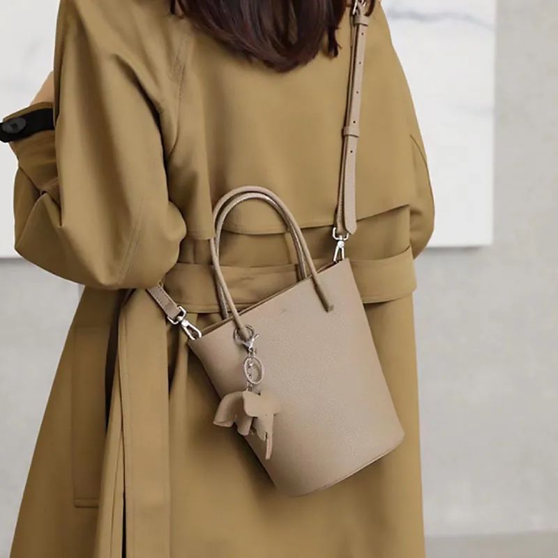2022 Bucket Bag for Women High Quality Leather Handbag Simple Baby Elephant Pendant Handbag Female Design Crossbody Bag
2022 Bucket Bag for Women High Quality Leather Handbag Simple Baby Elephant Pendant Handbag Female Design Crossbody Bag
