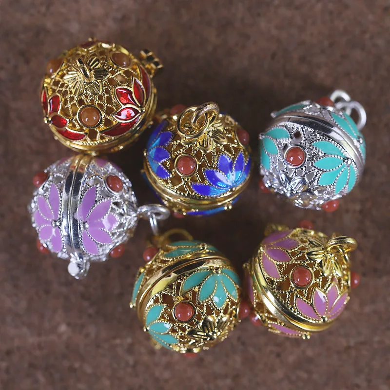 Pure Copper Enamel Gawu Box Hollow Out Lotus Cloisonne Pendant Buddha Beads Can Hold Fragrant Pill Scripture Sachet Palace Bell 
Pure Copper Enamel Gawu Box Hollow Out Lotus Cloisonne Pendant Buddha Beads Can Hold Fragrant Pill Scripture Sachet Palace Bell