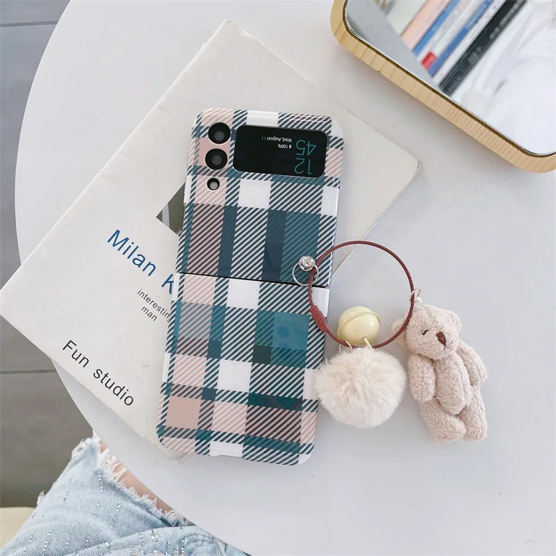 Cute Bear Pendant Fresh Plaid Phone Case for Samsung Galaxy Z Flip 3 Z Flip 4 Hard PC Back Cover for ZFlip3 ZFlip4 Case Shell
Cute Bear Pendant Fresh Plaid Phone Case for Samsung Galaxy Z Flip 3 Z Flip 4 Hard PC Back Cover for ZFlip3 ZFlip4 Case Shell