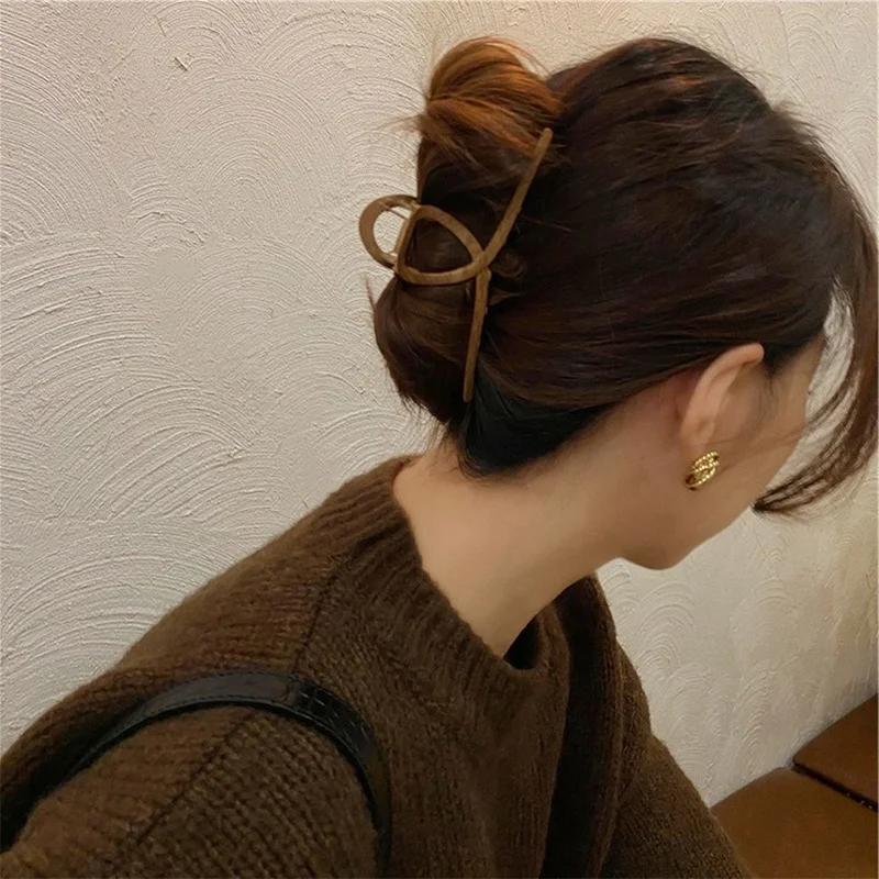 2022 Simple Cross Clip Women Hair Claw Large Korean Elegant Wood Hair Clip Fashion French Retro Headband Hair Accessories
2022 Simple Cross Clip Women Hair Claw Large Korean Elegant Wood Hair Clip Fashion French Retro Headband Hair Accessories