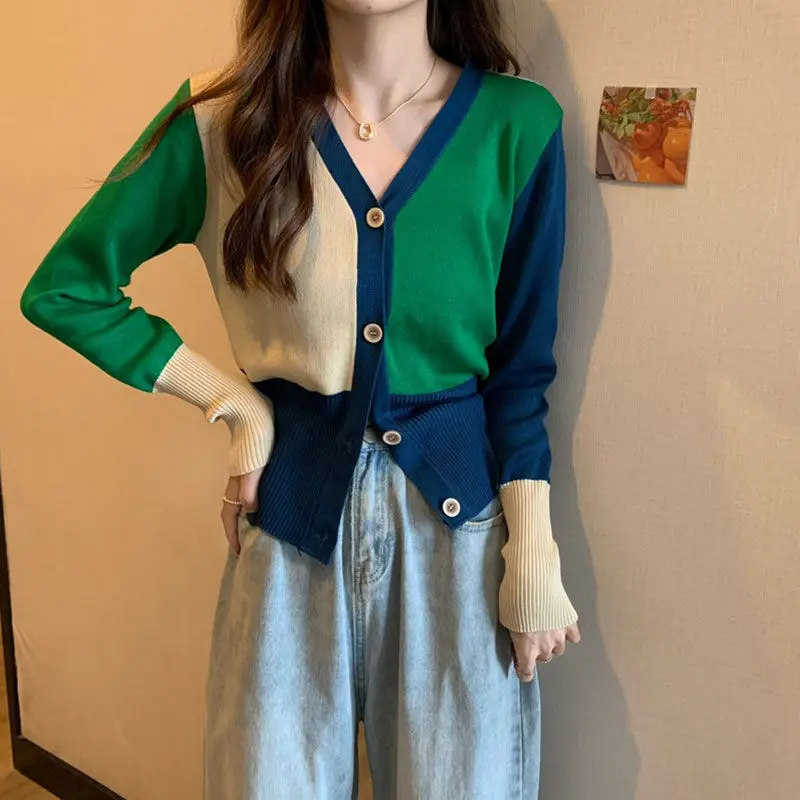 Spring and autumn fashion women's sweater double color V-Neck long sleeve short cardigan coat
Spring and autumn fashion women's sweater double color V-Neck long sleeve short cardigan coat