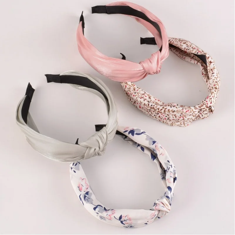 South Korea's french-style geometric hair hoop summer new wide-brim fabric knot hair hoop pressure wash hair binding woman
South Korea's french-style geometric hair hoop summer new wide-brim fabric knot hair hoop pressure wash hair binding woman