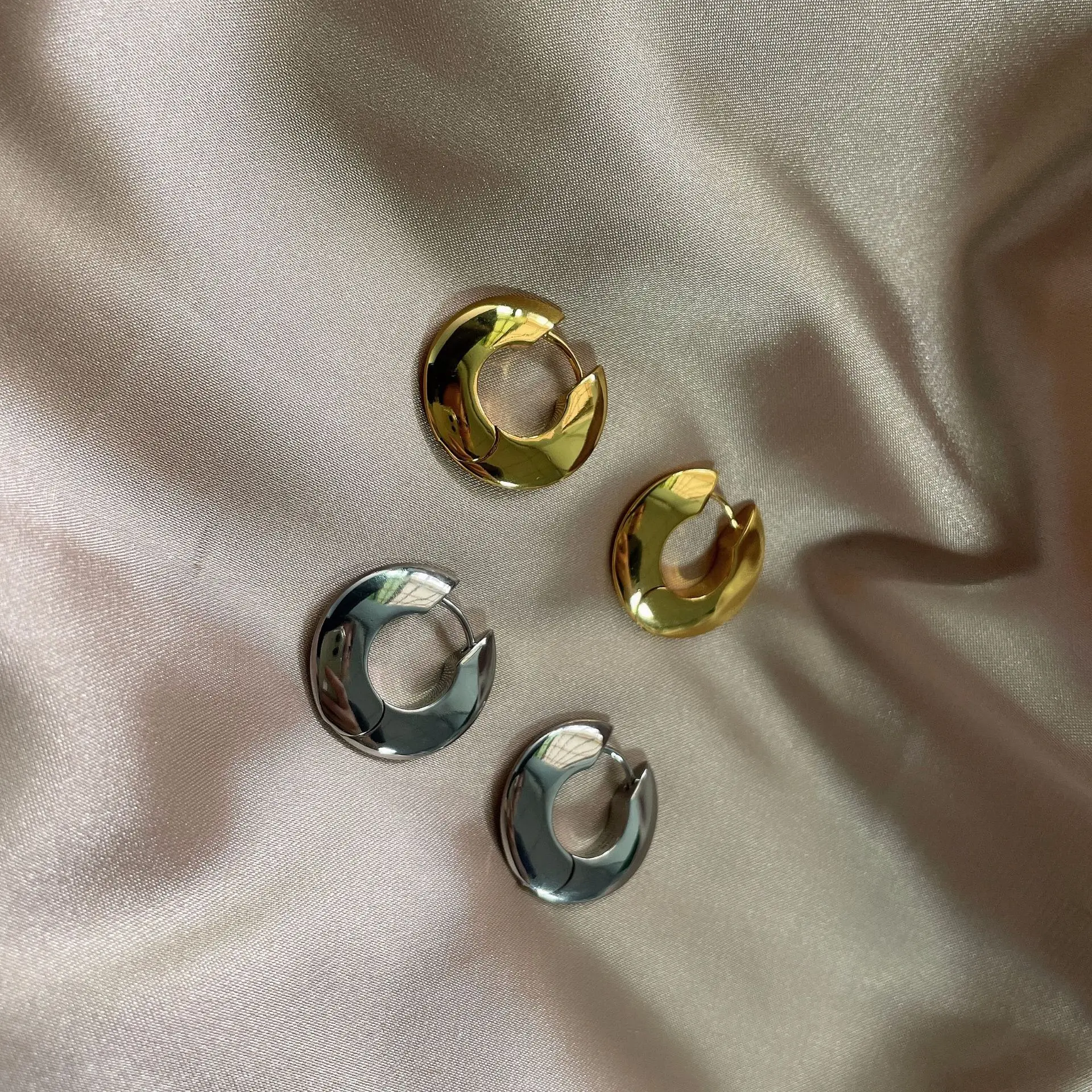 Европейские и американские простые золотые и серебряные круглые полые глянцевые серьги
Европейские и американские простые золотые и серебряные круглые полые глянцевые серьги