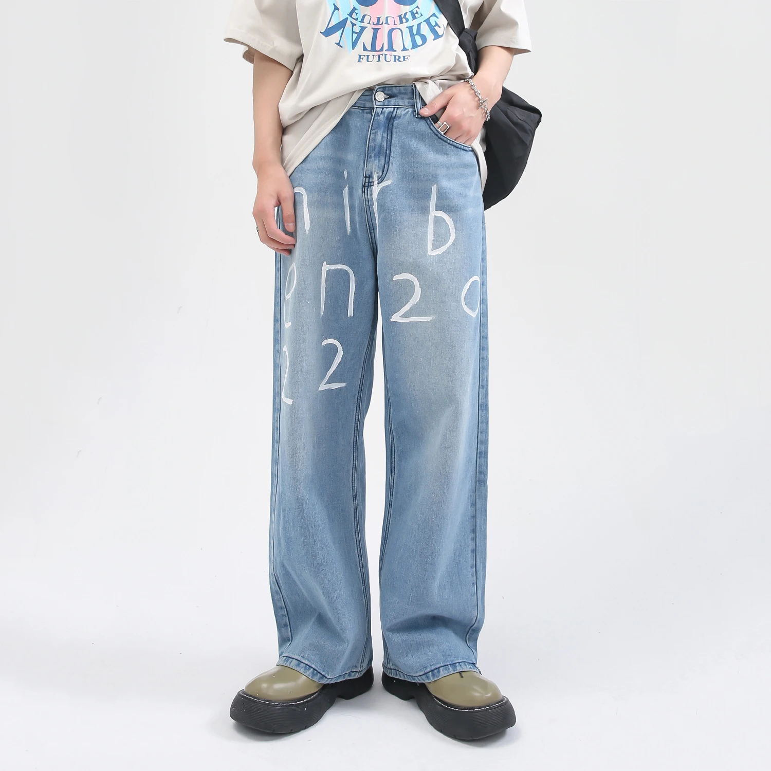 Four Seasons Men's Jeans Korean Version Loose Letters Hand-painted Printing Men's Wide Leg Pants Men's Streetwear Ins Hot Sale 
Four Seasons Men's Jeans Korean Version Loose Letters Hand-painted Printing Men's Wide Leg Pants Men's Streetwear Ins Hot Sale