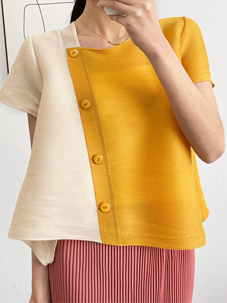 Miyake 2023 Summer Single Row Side Button Style Short-sleeved Loose Fashion Design Pleated Round Neck Color Blocking T-shirt
Miyake 2023 Summer Single Row Side Button Style Short-sleeved Loose Fashion Design Pleated Round Neck Color Blocking T-shirt