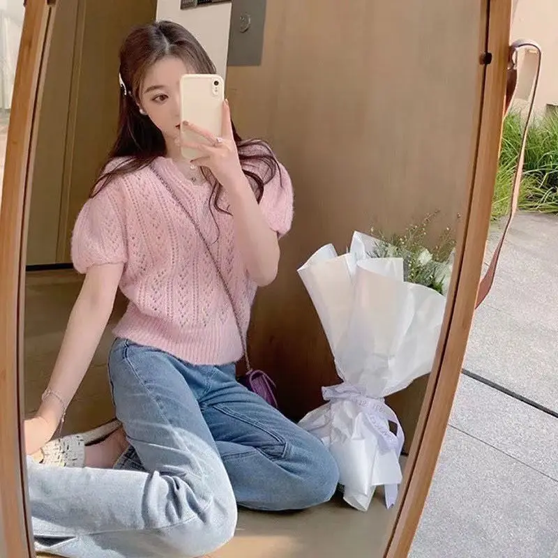 Short-sleeved V-neck top pullover female machine hollow thin short knitted sweater sweet solid age-reducing puff sleeves sweater
Short-sleeved V-neck top pullover female machine hollow thin short knitted sweater sweet solid age-reducing puff sleeves sweater