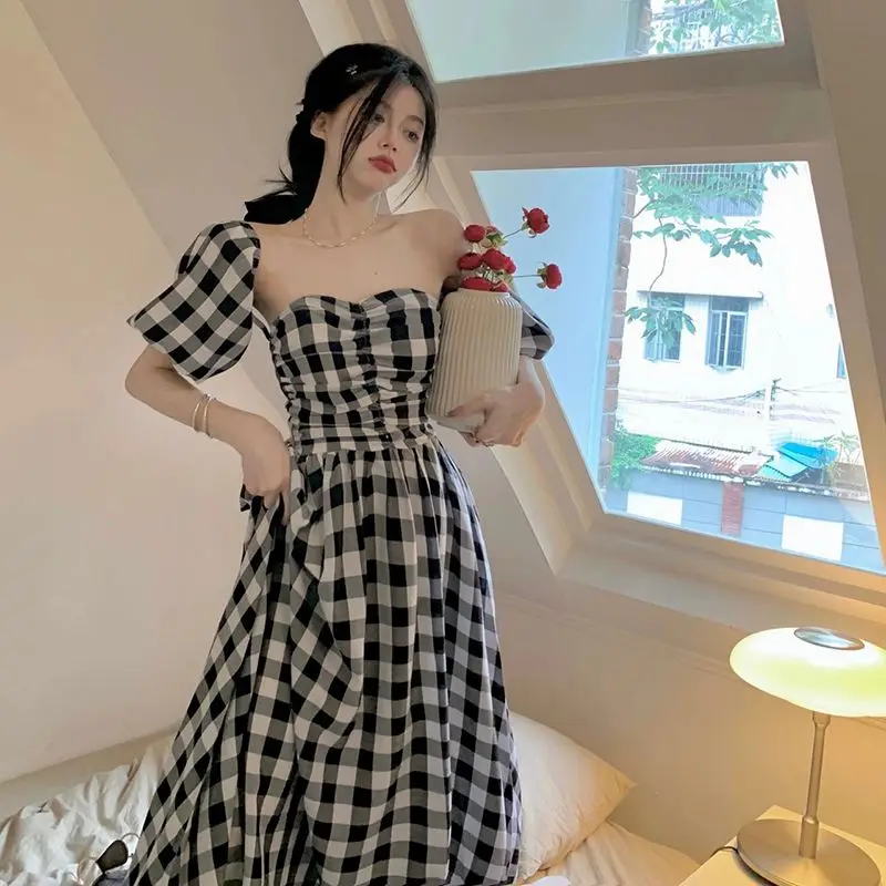 Платье в черно-белую клетку на одно плечо, с пышными рукавами
Платье в черно-белую клетку на одно плечо, с пышными рукавами