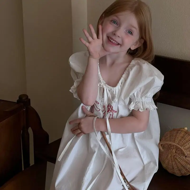 Lolita Style Children Girls White Dresses Cotton Embroidery Ribbon Lace Up Collar Ruffle Puff Sleeve Summer Baby Loose Homewear
Lolita Style Children Girls White Dresses Cotton Embroidery Ribbon Lace Up Collar Ruffle Puff Sleeve Summer Baby Loose Homewear