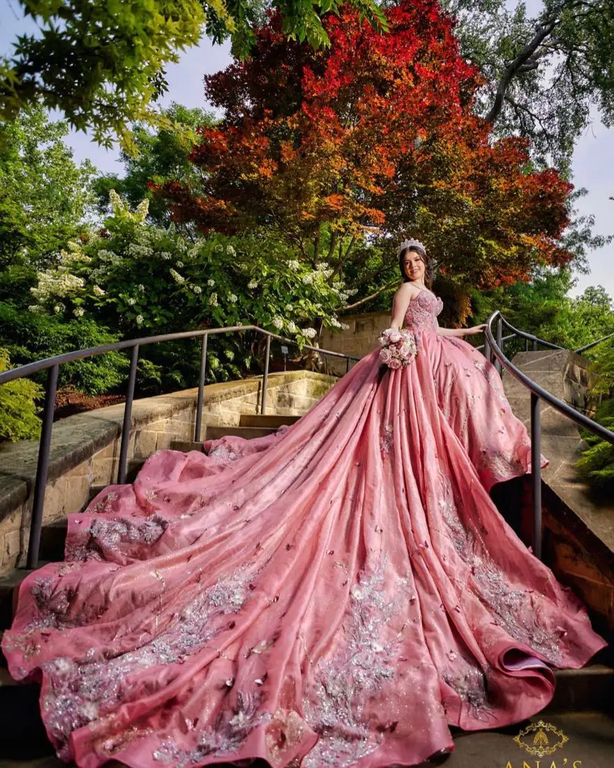 Lorencia романтическое розовое платье для Quinceanera 2024 бальное платье Спагетти кружево аппликации блестки вышитое бисером милое 16 платья YQD95
Lorencia романтическое розовое платье для Quinceanera 2024 бальное платье Спагетти кружево аппликации блестки вышитое бисером милое 16 платья YQD95