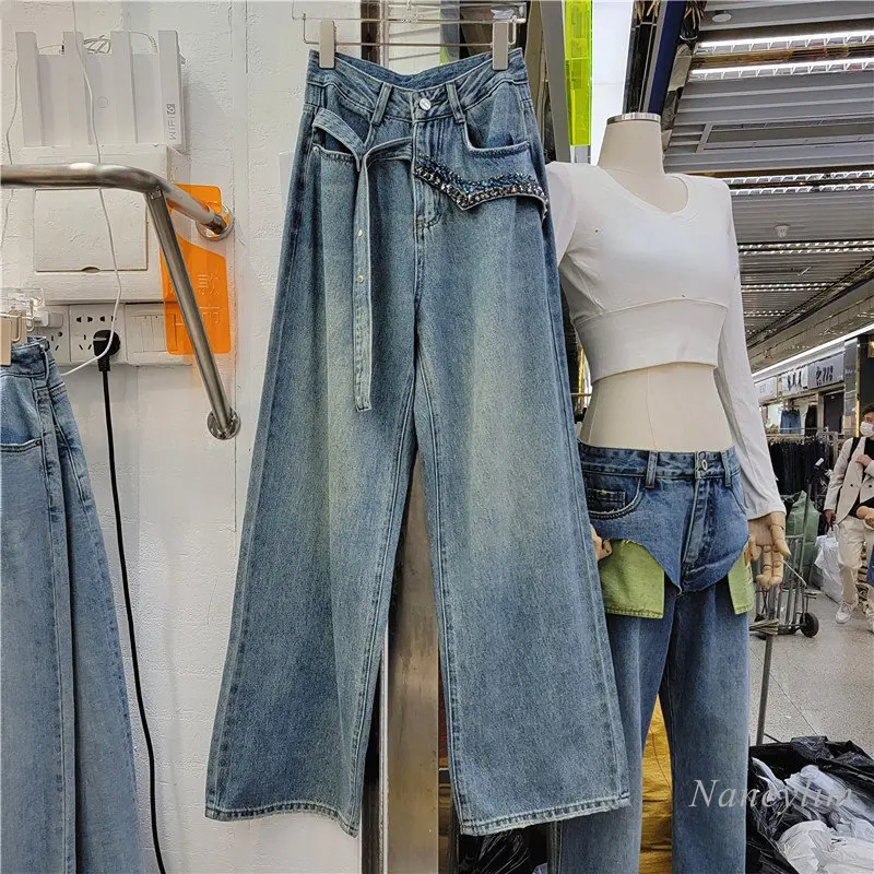 Exquisite Rhinestone Fake Two-Piece Design Retro Denim Pants Women's High Waist 2023 New Straight Boyfriend Mop Jeans Streetwear
Exquisite Rhinestone Fake Two-Piece Design Retro Denim Pants Women's High Waist 2023 New Straight Boyfriend Mop Jeans Streetwear