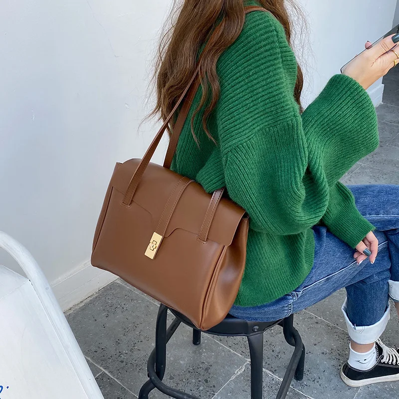 Soft large capacity fashion retro clamshell commuter bags women's autumn and winter 2022 new single shoulder portable Tote bag
Soft large capacity fashion retro clamshell commuter bags women's autumn and winter 2022 new single shoulder portable Tote bag