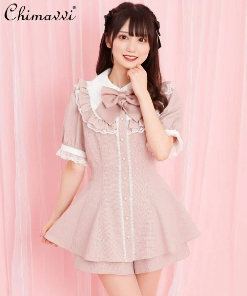 SC кружевные с лацканами и короткими рукавами, рубашки кукольного типа с завязкой на спине и пуговицах, эластичные шорты, осень 2023, костюм в женском стиле
SC кружевные с лацканами и короткими рукавами, рубашки кукольного типа с завязкой на спине и пуговицах, эластичные шорты, осень 2023, костюм в женском стиле