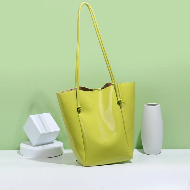 Bag women's 2022 new large-capacity fashion simple bucket bag one shoulder messenger small women's bag texture leather tote bag
Bag women's 2022 new large-capacity fashion simple bucket bag one shoulder messenger small women's bag texture leather tote bag