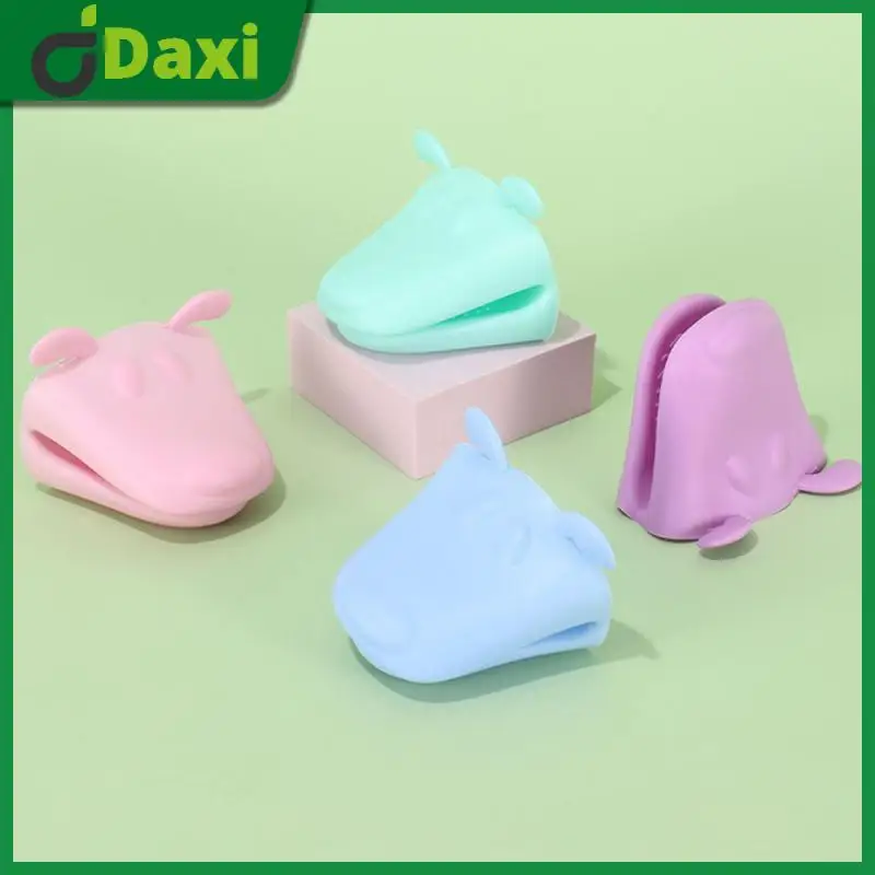 Kitchen Hand Clip Insulation Cartoon Insulation Gloves Anti-scalding Silicone Microwave Oven Gloves Kitchen Accessories Non-slip
Kitchen Hand Clip Insulation Cartoon Insulation Gloves Anti-scalding Silicone Microwave Oven Gloves Kitchen Accessories Non-slip
