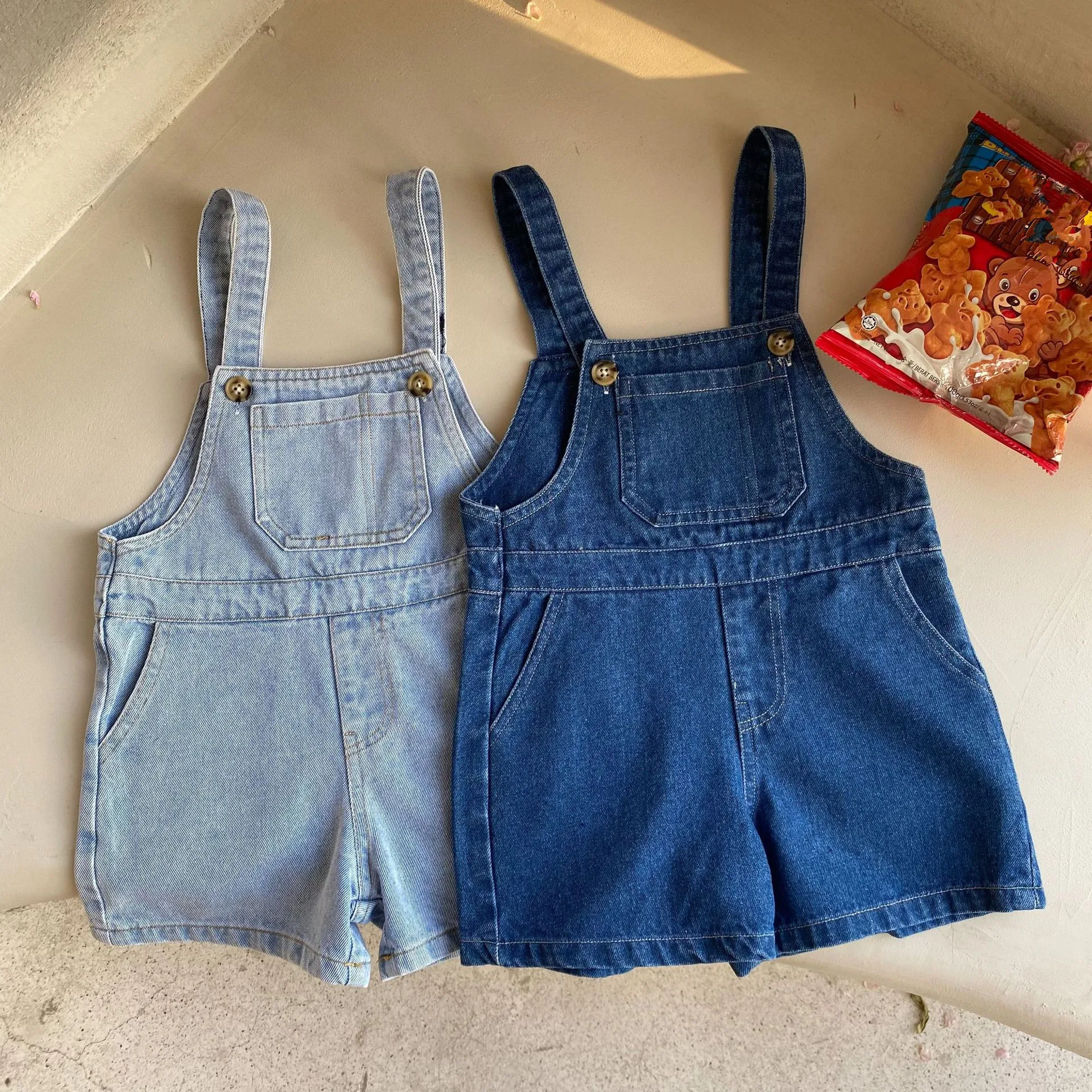 Детские однотонные джинсовые комбинезоны на лямках в Корейском стиле унисекс с оленем Jonmi в повседневном стиле летние цветные шорты для дет...
Детские однотонные джинсовые комбинезоны на лямках в Корейском стиле унисекс с оленем Jonmi в повседневном стиле летние цветные шорты для дет...