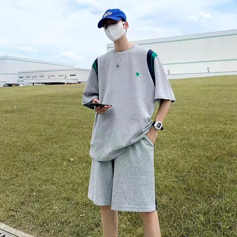 Hong Kong style simple casual stitching T-shirt suit round neck loose half-sleeved shirt tide brand top shorts two-piece set
Hong Kong style simple casual stitching T-shirt suit round neck loose half-sleeved shirt tide brand top shorts two-piece set