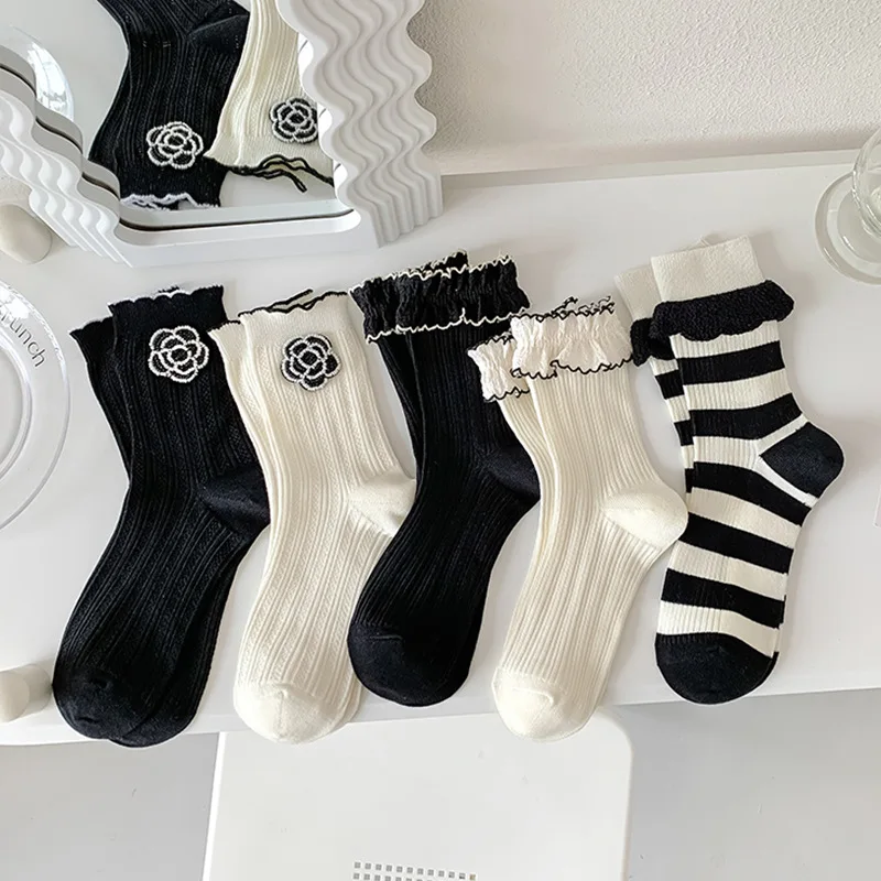 Lace socks women's summer thin style mid-tube socks camellia socks black and white combed cotton girls pile socks 
Lace socks women's summer thin style mid-tube socks camellia socks black and white combed cotton girls pile socks