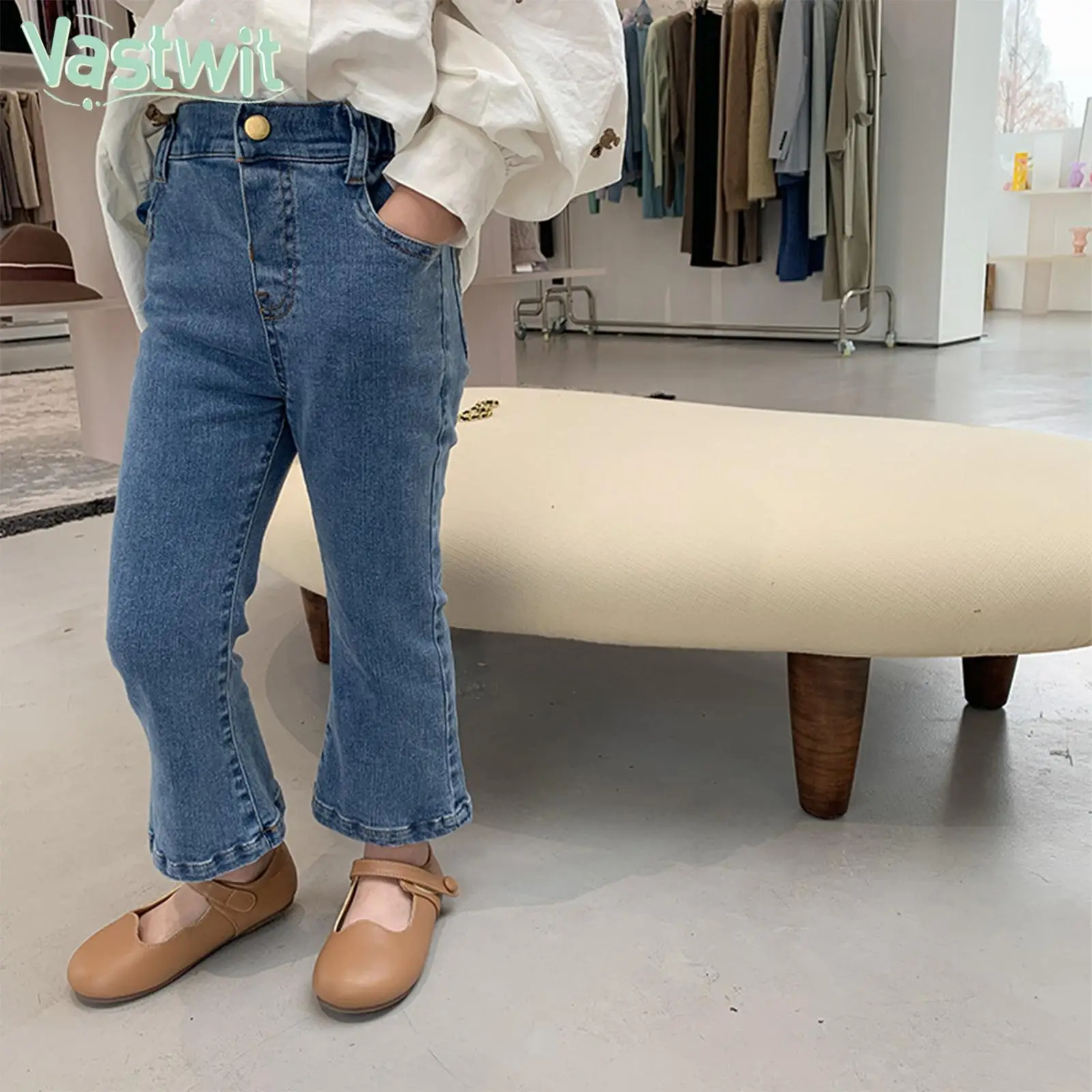 Модные Повседневные облегающие джинсы для маленьких девочек, джинсовые брюки в Корейском стиле, однотонные брюки с колокольчиками, повседн... 
Модные Повседневные облегающие джинсы для маленьких девочек, джинсовые брюки в Корейском стиле, однотонные брюки с колокольчиками, повседн...