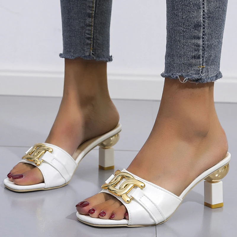 Women 2022 Summer Sandals Fashion Sexy Golden Metal Chain Deco Slides Casual Plus Size 42 43 Outdoor Patent Leather Ladies Shoes
Women 2022 Summer Sandals Fashion Sexy Golden Metal Chain Deco Slides Casual Plus Size 42 43 Outdoor Patent Leather Ladies Shoes